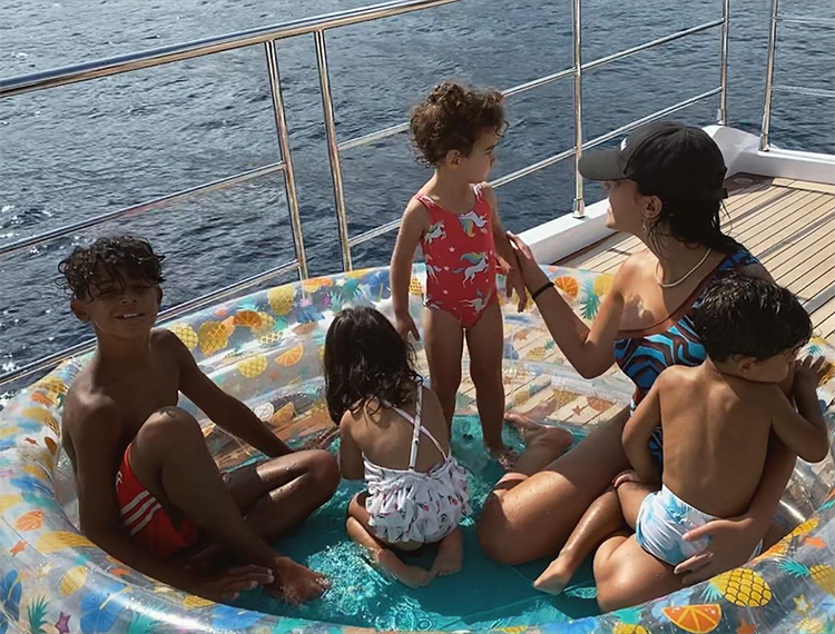 Криштиану Роналду отдыхает с Джорджиной Родригес и детьми на своей новой яхте за 7 миллионов долларов у берегов Италии Звезды,Звездные пары