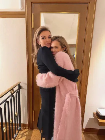 Стеша Маликова показала фото с родителями Маликова, Стеша, супруга, Маликов, певца, Елена, МаликоваСтеша, МаликоваДмитрий, когда, стесняется, 26летняя, делать, окончившая, МГИМО, развивает, бренд, замечанияСтаршая, обидчивости, критику, любит