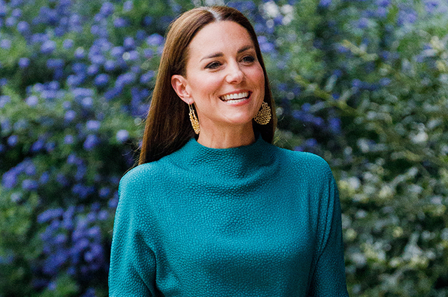 Образ дня: Кейт Миддлтон в изумрудно-зеленом платье посетила Музей дизайна в Лондоне
