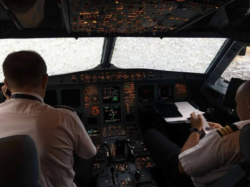 zhutkij-grad-chut-ne-stal-prichinoj-krusheniya-etogo-samoleta-no-piloty-pokazali-vysshij-pilotazh_004