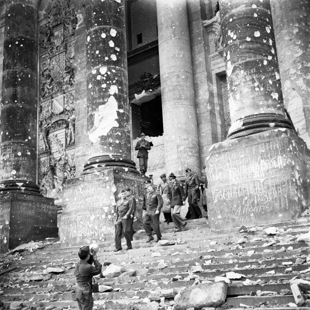 Сколько лет берлину. Разрушенный Рейхстаг. Берлин, 1945 год. Разрушенный Берлин 1945. Снимки Берлин 1945 разрушение. Развалины Берлина май 1945.