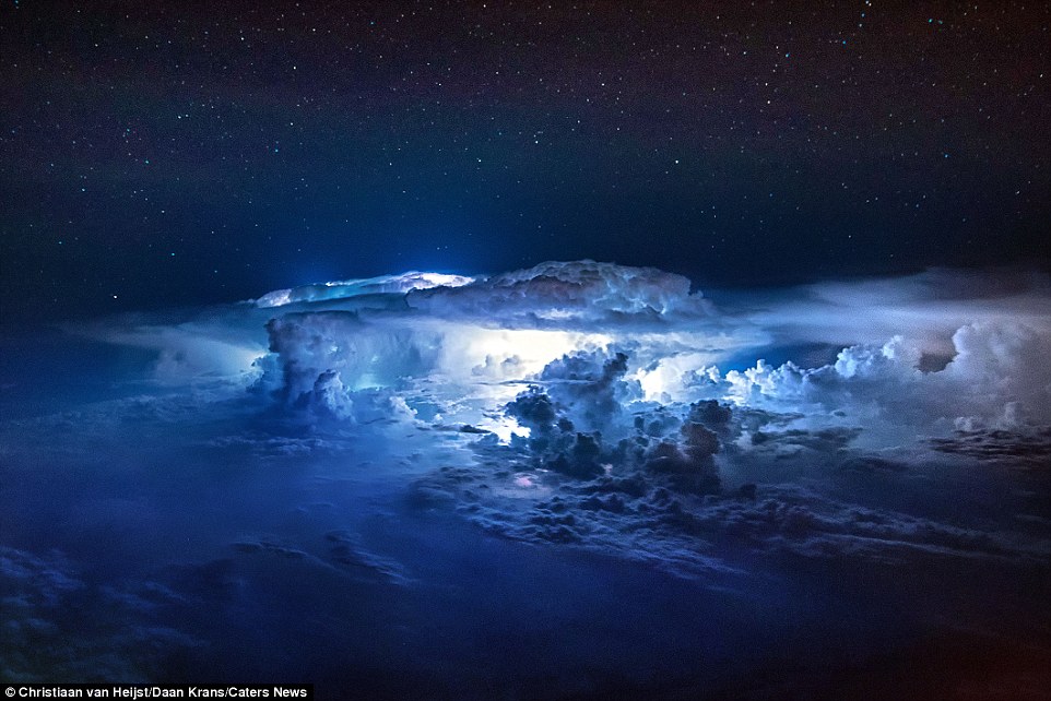 Потрясающие фотографии, сделанные из кабины авиалайнера время, сделано, полета, облако, таким, кабины, которые, своей, прекрасных, самолета, снимки, пилота, Канадой, пролетающего, фотографии, северное, говорит, сделаны, пришлось, жизни»