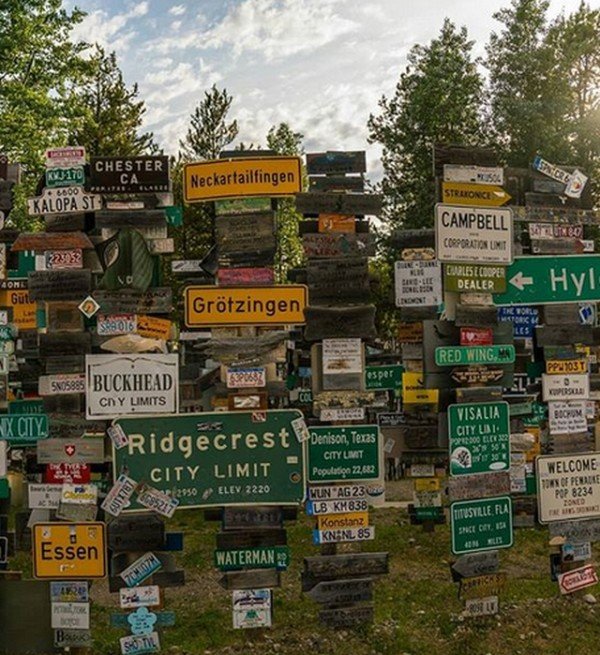 90 000 дорожных указателей в одном канадском лесу канада,лес,мир,турист