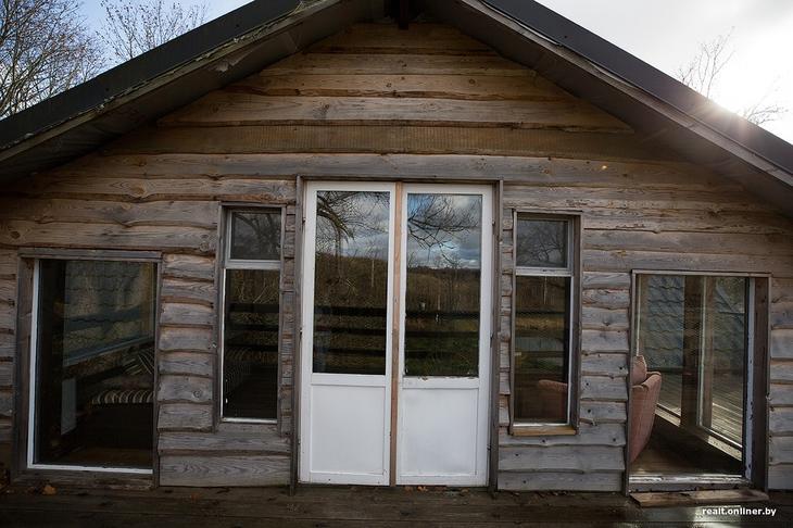 «Вложил сюда все свои сбережения». Как один человек возрождает деревню на Голубых озерах 