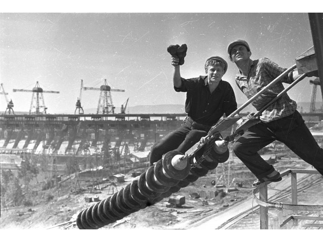 Про базис и надстройку, или Кто кем станет, если вернуть царя россия