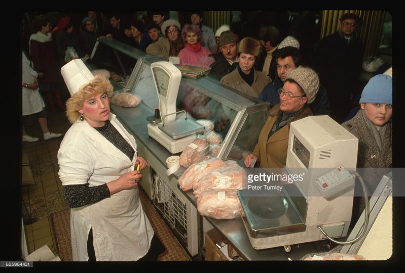 На фото — очередь за курицей в одном из магазинов в предновогодние дни, 1990 год.  СССР, новый год, праздник