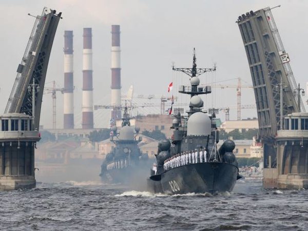 Российские военно-морские суда плывут по Неве на военно-морском параде во время празднования Дня Военно-морского флота в Санкт-Петербурге, Россия, 30 июля 2017 года. Фото / Associated Press