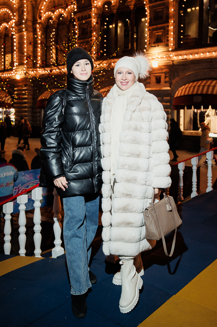 Dress Code. В Москве открылся ГУМ-каток. Среди гостей — Ксения Собчак, Татьяна Навка, Дмитрий Песков, Олег Меньшиков с женой Светская жизнь