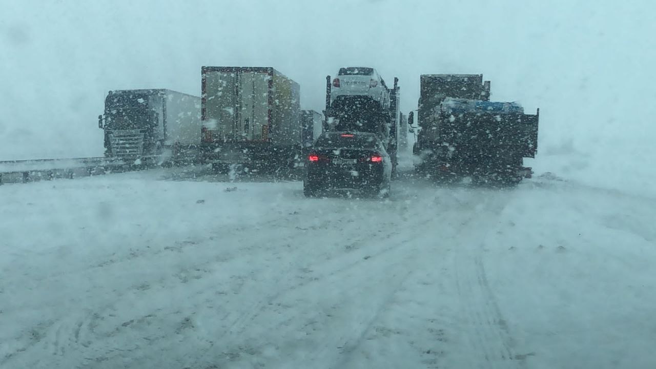 В Ростовской области из-за снегопада перекрыта федеральная трасса М-4 