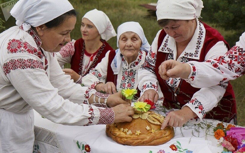 Обычаи белорусского народа. Традиционный белорусский каравай. Традиционный белорусский свадебный каравай. Белорусский обряд вясельны каравай. Традиционная белорусская свадьба.