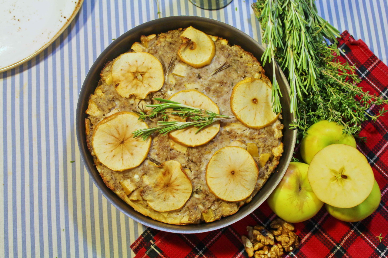 Пирог со свининой и яблоками