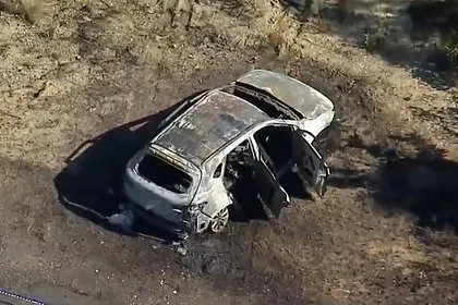 Горящий автомобиль с загадочными останками внутри нашли на горной дороге