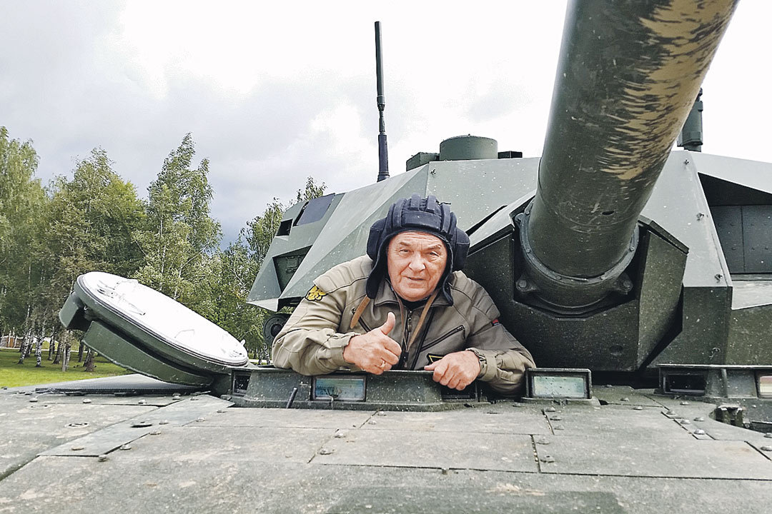 Полковник Баранец первым из журналистов побывал на командирском месте Т-14. Фото: Игорь БАРАНОВ