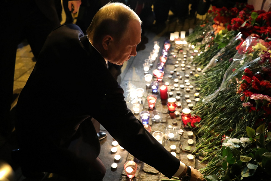 Путин почтил память погибших в метро 3.04.17.png