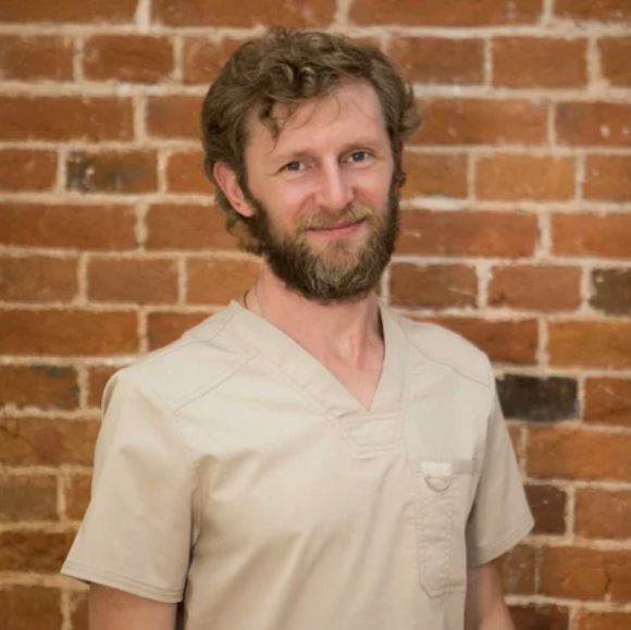 "У меня болит горло. Можно я выпью антибиотик?" И еще 4 наивных вопроса врачу Владимиру Животову