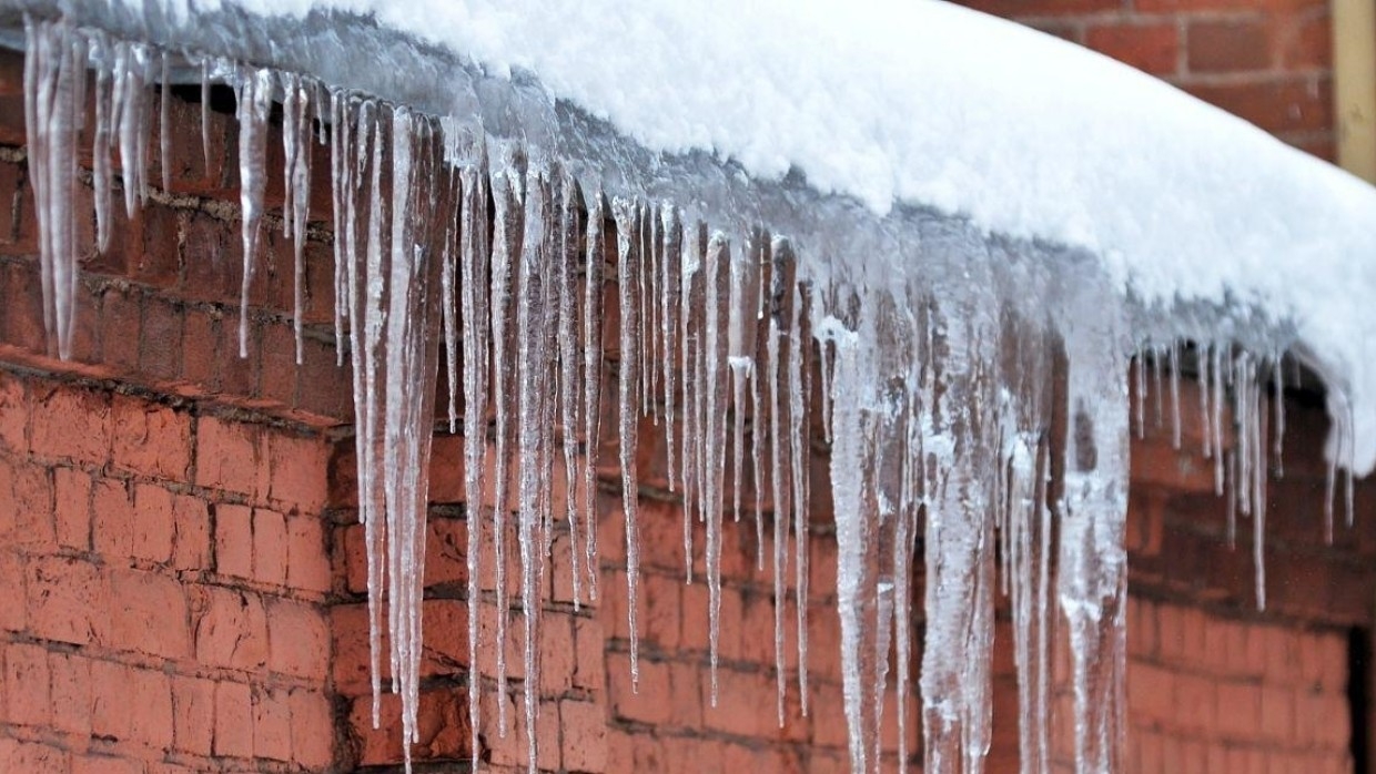 Школьница чудом уцелела после падения глыбы снега с крыши в Северодвинске