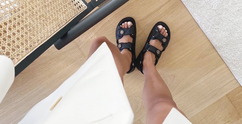 Как носить модные массивные сандалии этим летом?