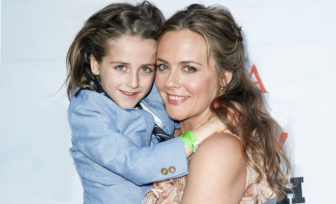 Алисия Сильверстоун рассказала, что любит принимать ванну с 9-летним сыном