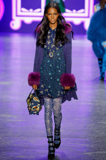 Модель в синем пальто с фиолетовыми манжетами от Anna Sui - модные пальто осень 2016, зима 2017