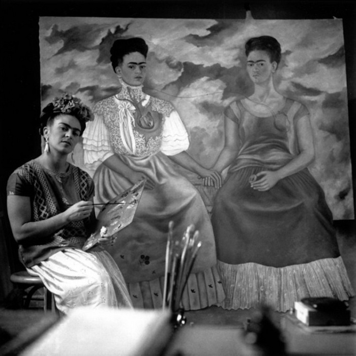 Фрида Кало пишет автопортрет *Две Фриды*, 1939 год.