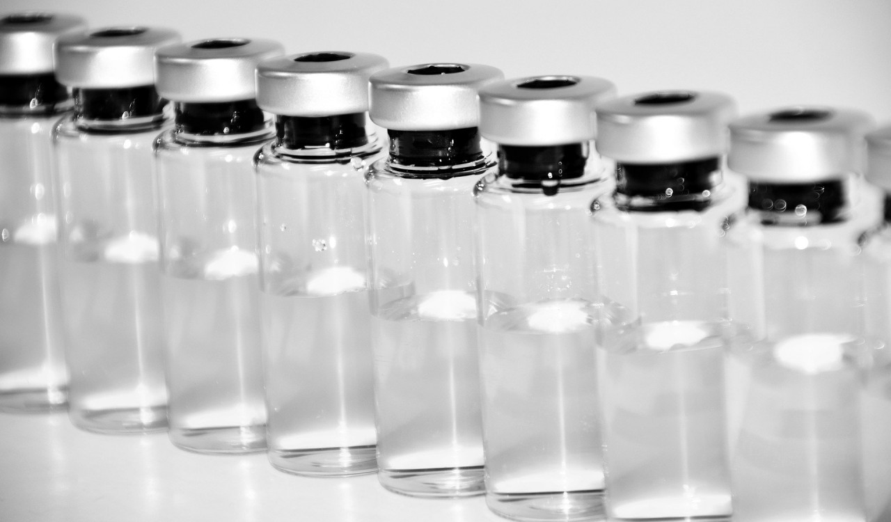 И ампулу разбить, и руки порезать — украинская акробатика в поисках вакцины