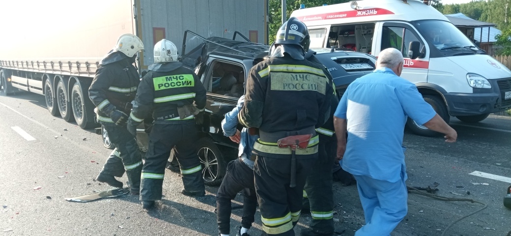 В Вязниковском районе на трассе М-7 в ДТП с фурой погиб водитель и четверо пассажиров пострадали