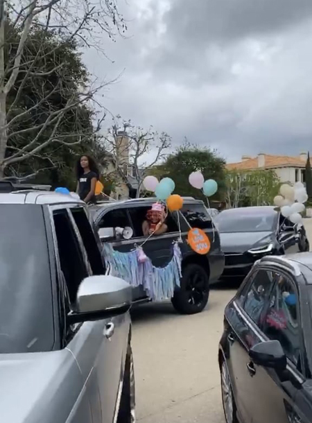 Парад автомобилей и Микки Маусы: как Кортни Кардашьян отметила день рожденья на карантине Парад автомобилей и Микки Маусы: как Кортни Кардашьян отметила день рожденья на карантине Звезды,Новости о звездах