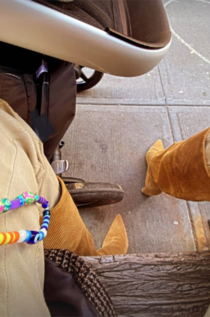 Классическое пальто и модная панама: Джиджи Хадид с дочерью на прогулке в Нью-Йорке Классическое пальто и модная панама: Джиджи Хадид с дочерью на прогулке в Нью-Йорке Звездный стиль