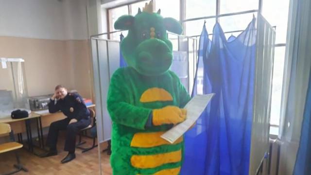 Житель Рязани проголосовал в костюме дракона