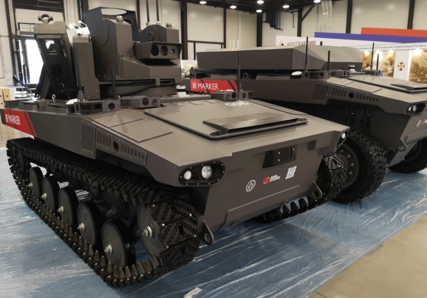 погрузчик бобкэт на гусеницах. треугольные гусеницы. Wheeled tracked. гусеничное колесо. транспорт на гусеницах.