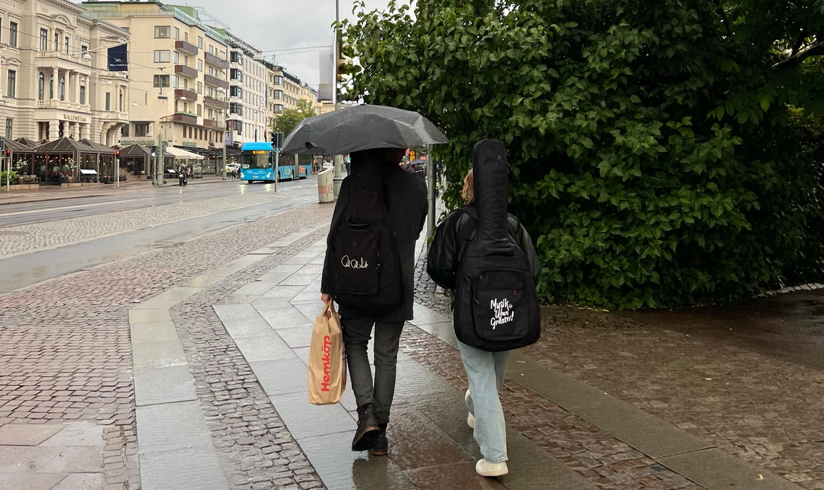 Это парень и девушка. Когда начался дождь, молодой человек достал зонтик, а девушка рядом так и шла всю дорогу мокрая. Ну разве это джентльменский поступок? Зато равенство...