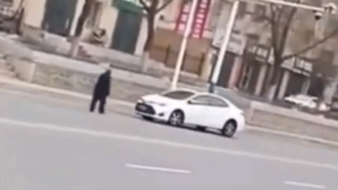 Отчаянные попытки автоподстав, чтобы развести водителей на деньги: видео дня