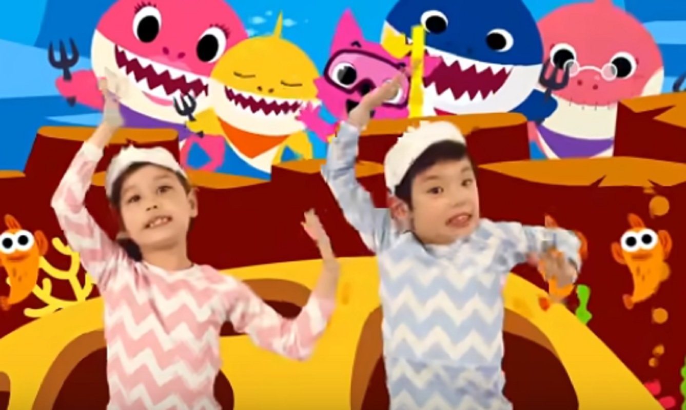 корейский мальчик из клипа baby shark. бэби шарк ду ду ду. акула бэби шарк. включи клип baby shark. Baby shark dance loop.