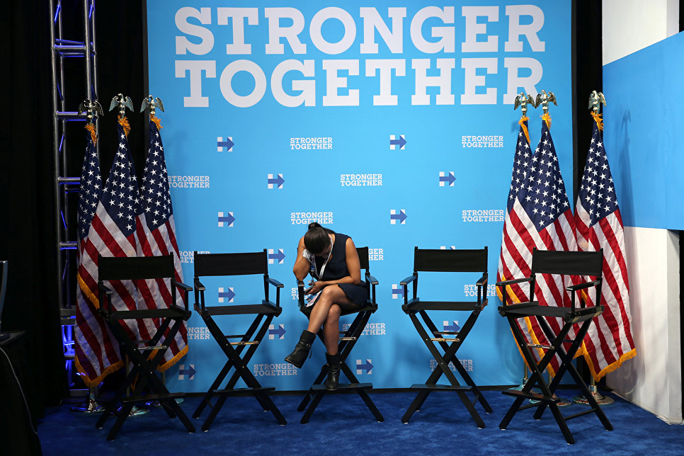Девушка во время третьих дебатов между Хиллари Клинтон и Дональдом Трампом. 19 октября 2016 года
