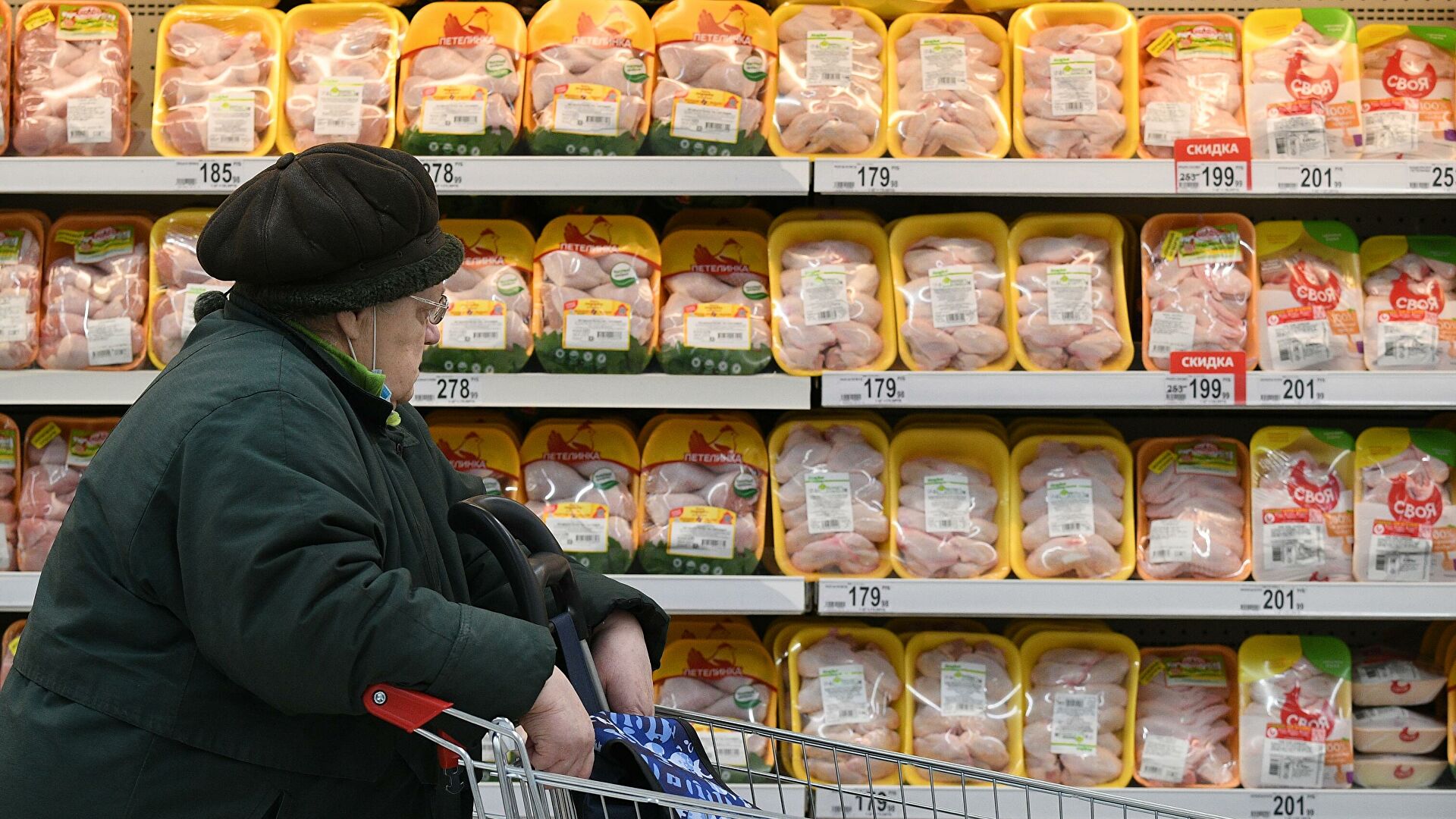 Покупательница выбирает курицу в мясном отделе магазина в Москве  - РИА Новости, 1920, 28.01.2022
