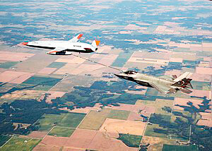 MQ-25 Stingray  во дозаправки F-35C (Wikipedia.org)