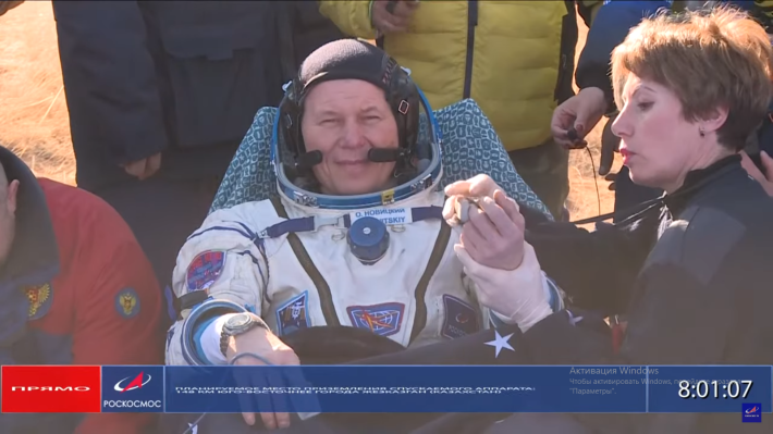 Фотографии извлечения первого киноэкипажа из спускаемой капсулы появились в Сети Общество