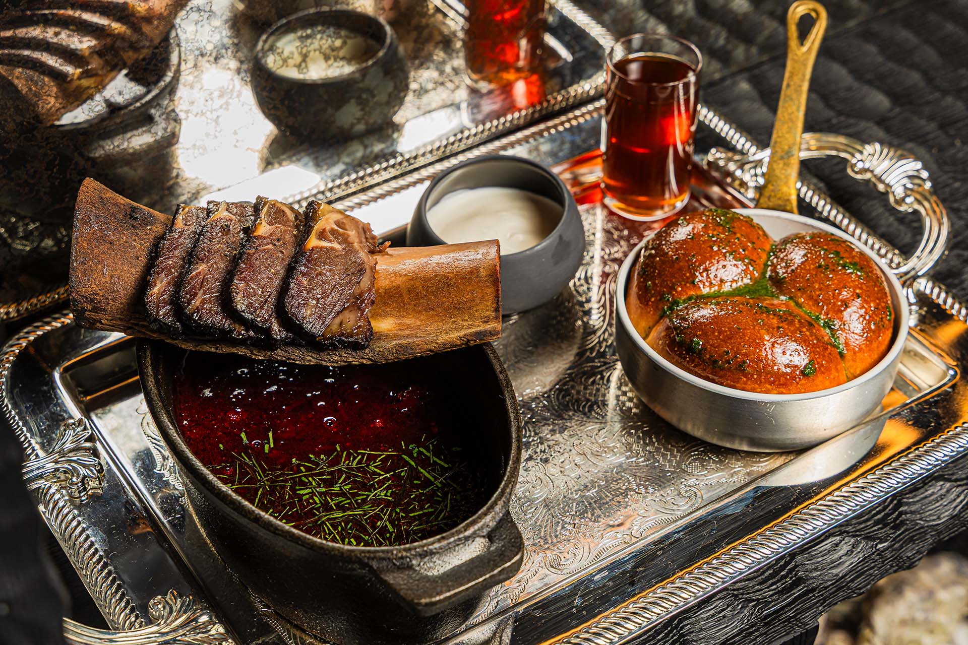 Борщ с копчёным говяжьим ребром