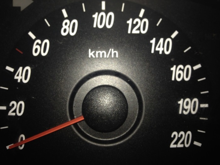 Что означают красные метки на спидометре автомобиля Что означают красные метки на спидометре автомобиля авто и мото,автоновости
