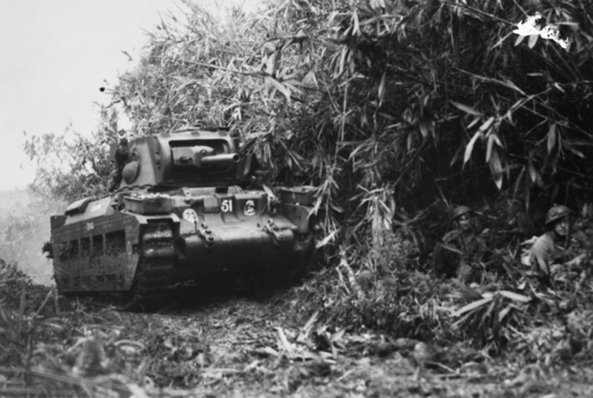 Танк Matilda 1-го танкового батальона на дороге к Сательбергу awm.gov.au - «Адский остров»: трагедия 18-й японской армии | Военно-исторический портал Warspot.ru