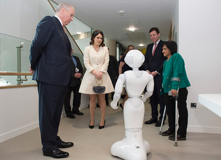 Принцесса Евгения и Джек Бруксбэнк впервые вышли в свет после свадьбы по заданию королевы Елизаветы II Принцесса Евгения и Джек Бруксбэнк впервые вышли в свет после свадьбы по заданию королевы Елизаветы II Монархи / Британские монархи