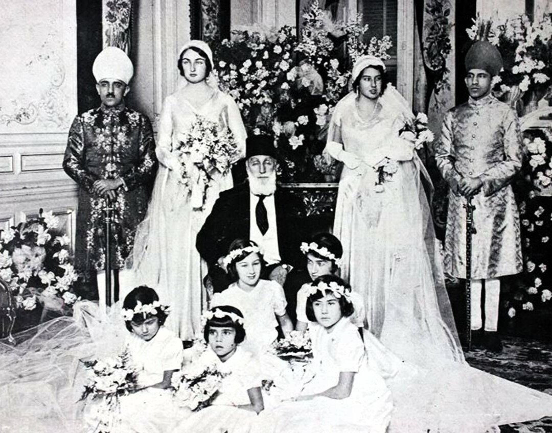 Двойная свадьба: Дюррюшехвар-султан (слева) с мужем Азамом, 1931 год