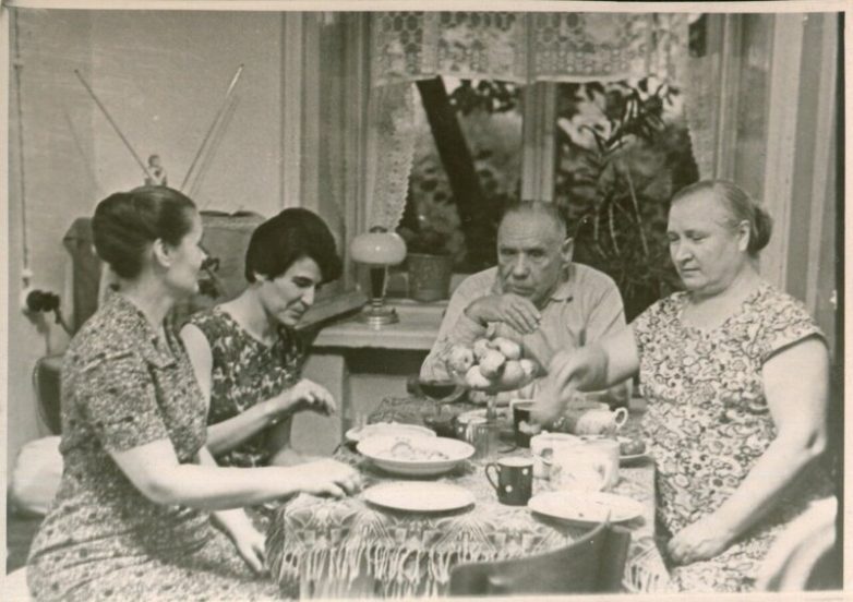 Душевные фотографии советских застолий Душевные фотографии советских застолий