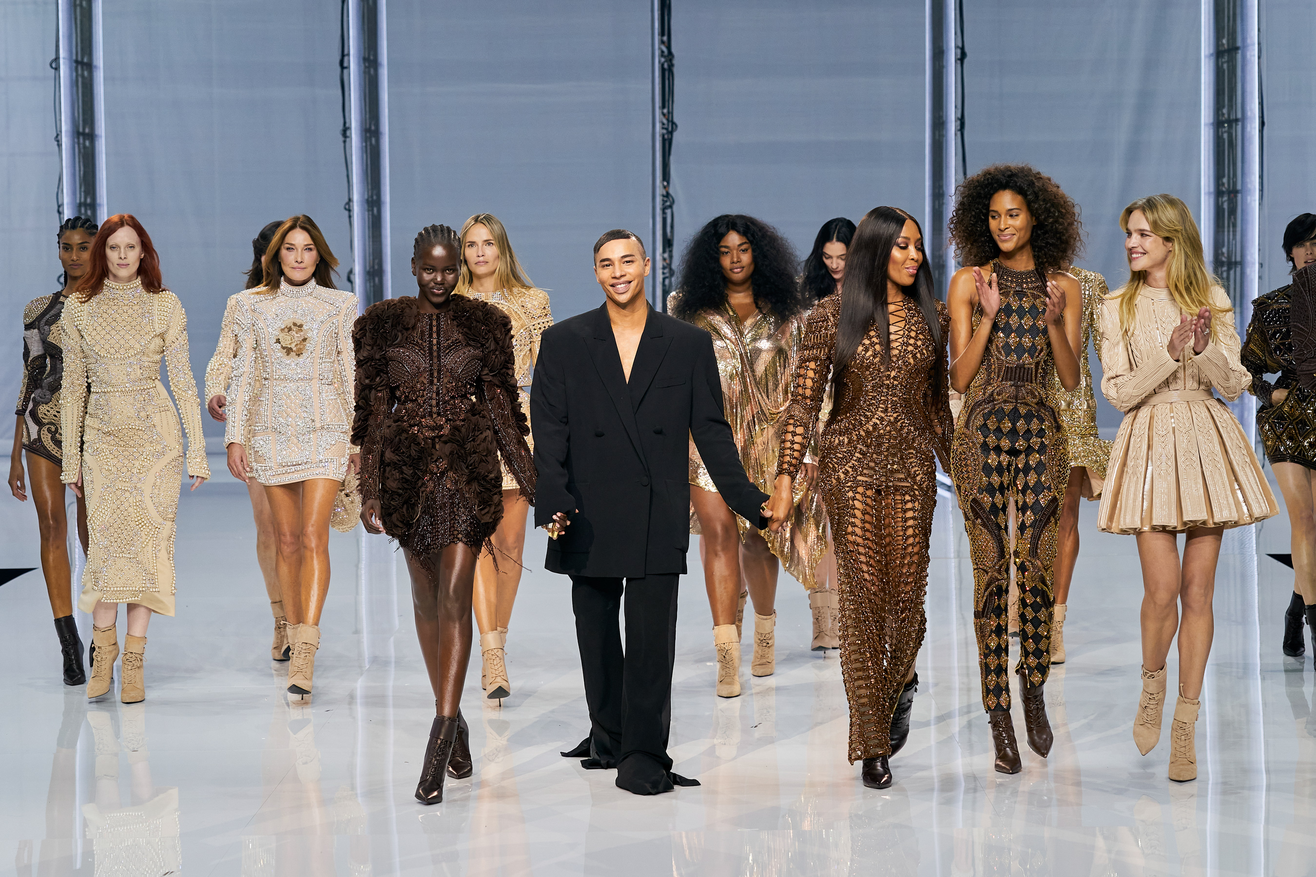 Оливье Рустен с моделями в финале показа Balmain весна-лето 2022