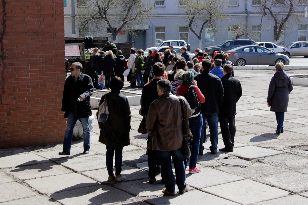 очередь искусственный интеллект. школьники выстроились в огромную очередь в кузбассе из-за биометрии. очередь в музей 2020 в масках россия. памятник очередь за мясом. очередь на вход у кунсткамеры.