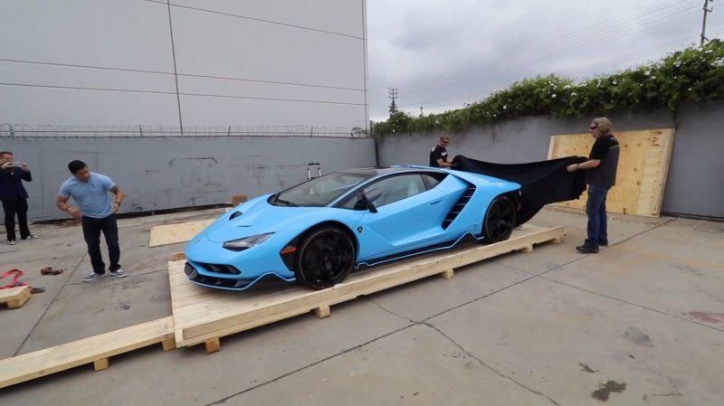 Lamborghini Centenario: как распаковывают новенький суперкар lamborghini, lamborghini centenario, авто, автомобили, доставка, посылка, суперкар. спорткар