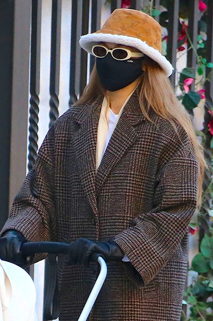 Классическое пальто и модная панама: Джиджи Хадид с дочерью на прогулке в Нью-Йорке Классическое пальто и модная панама: Джиджи Хадид с дочерью на прогулке в Нью-Йорке Звездный стиль