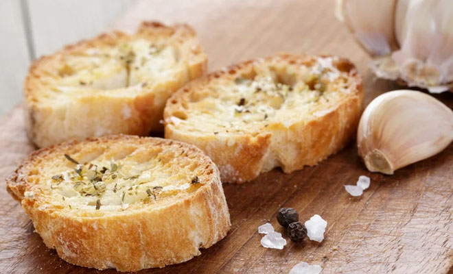 Взяли черствый хлеб и превратили в чесночные гренки: рецепты подсмотрели в ресторане