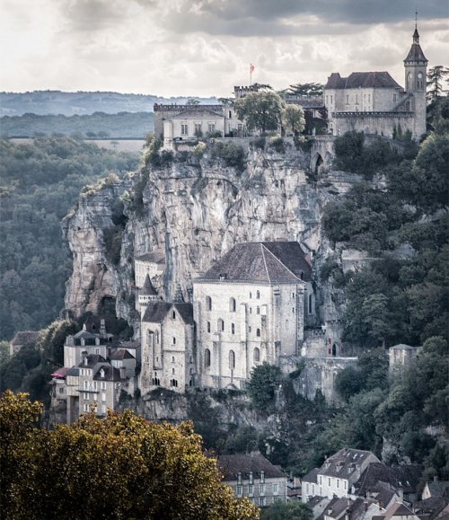 Самые живописные города, возведённые на скалах (33 фото)