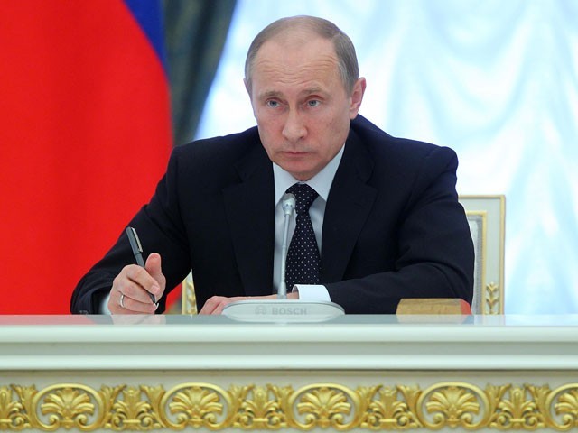 Путин утвердил закон о запрете переводов на Украину